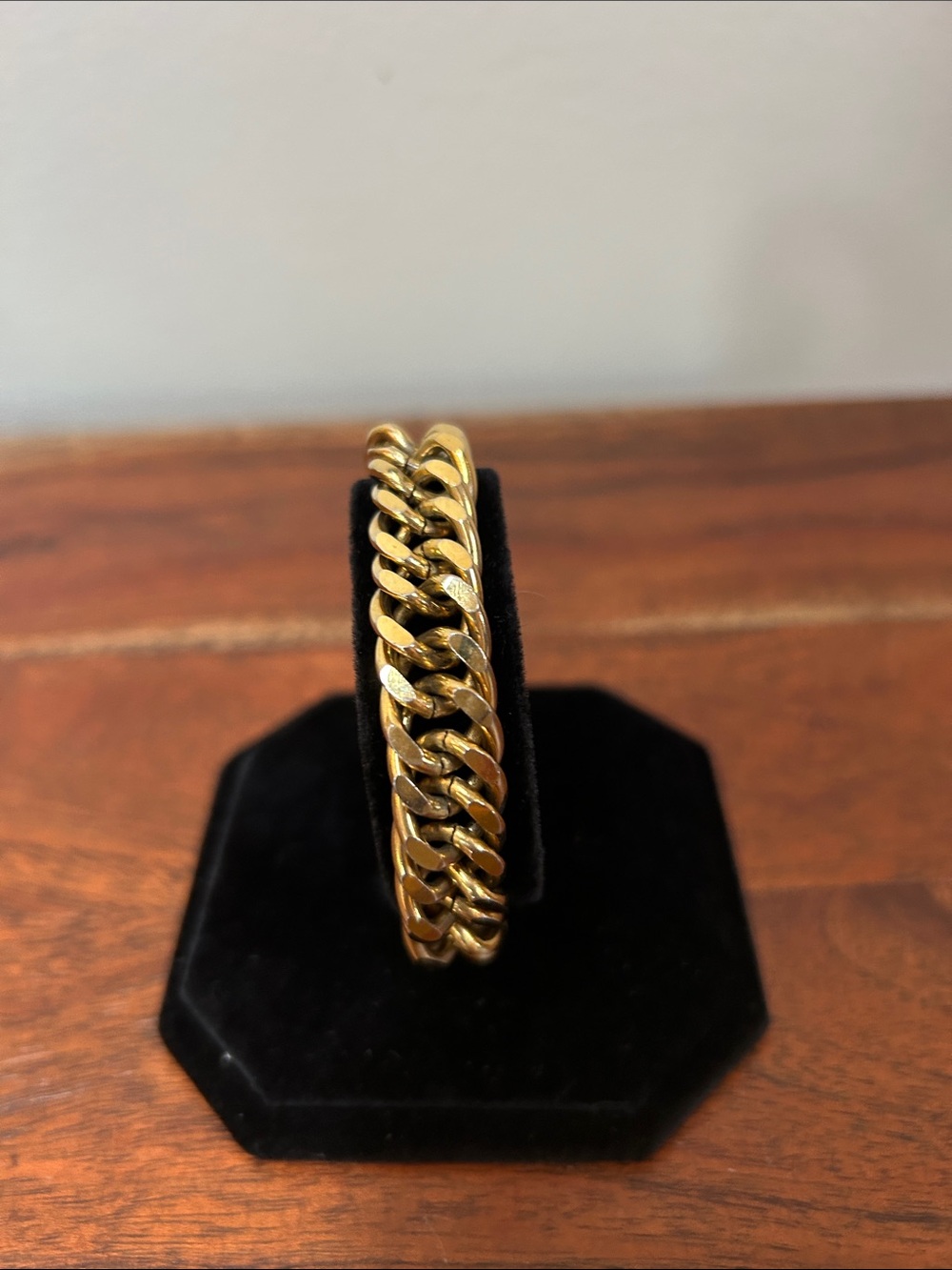 Gold Tone Chunky Curb Chain Bracelet – 38.77g
Costume Jewelry not solid gold